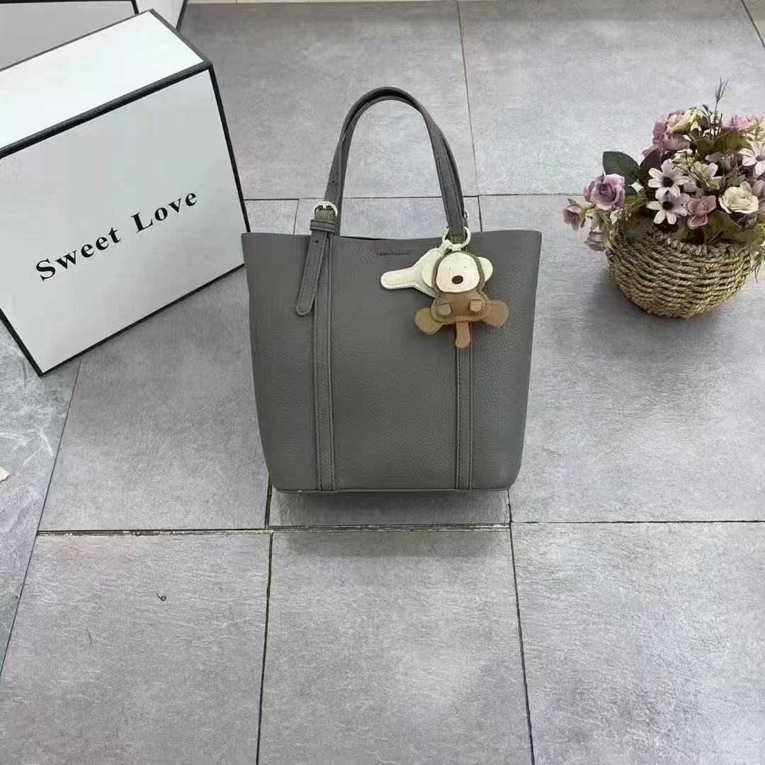 High-end Retro Large Capacity Commuter Bag
