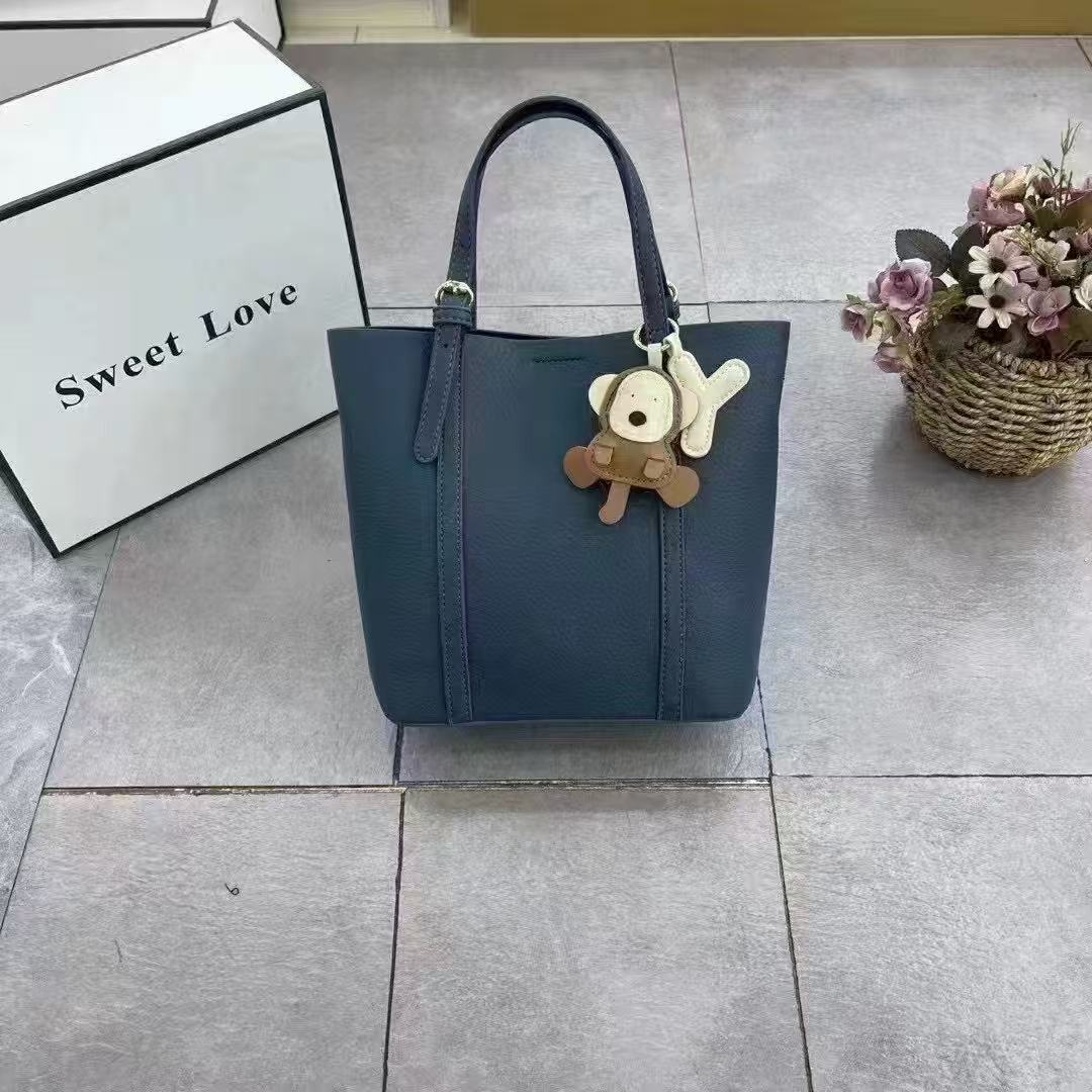High-end Retro Large Capacity Commuter Bag